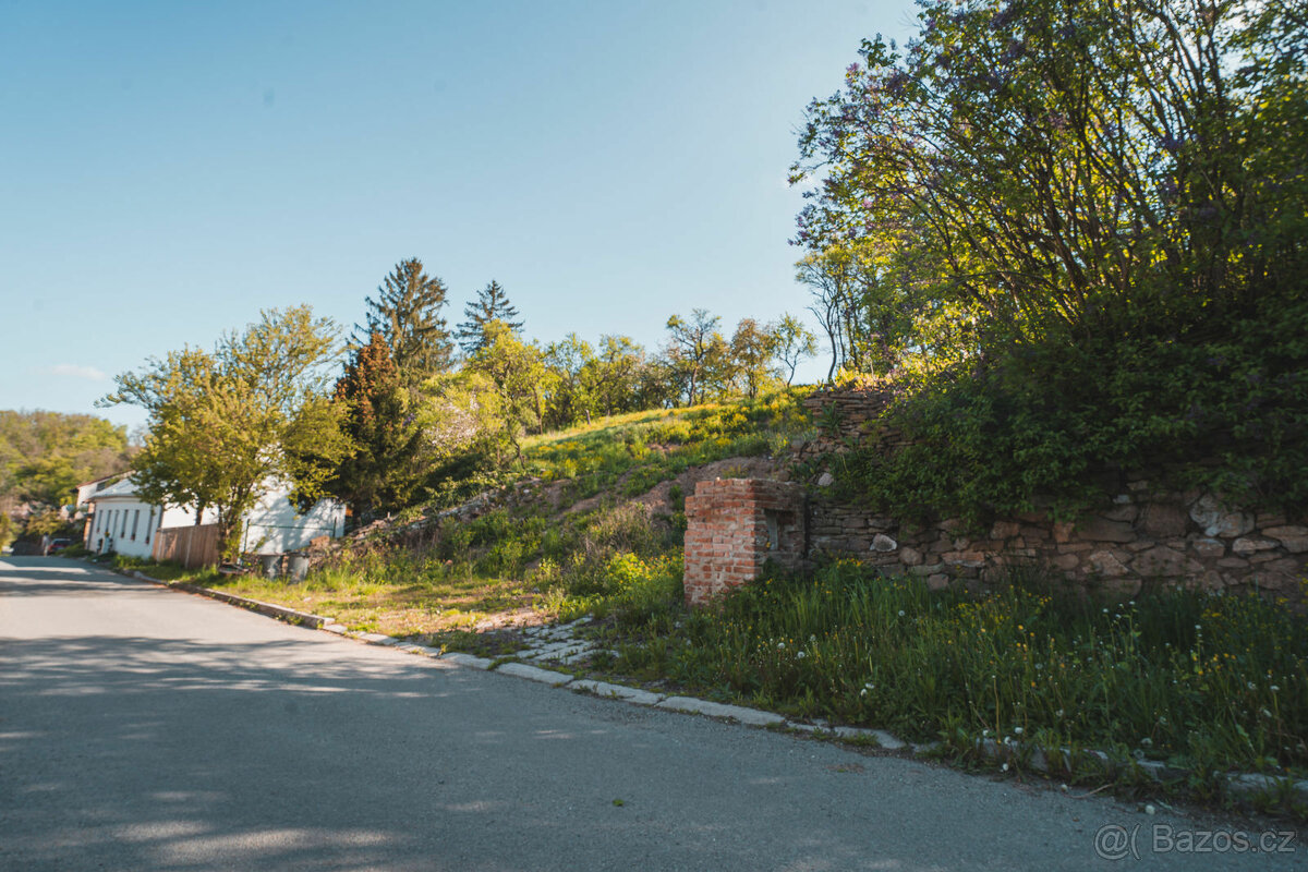 Prodej stavebního pozemku 1555 m² včetně stavebního povolení