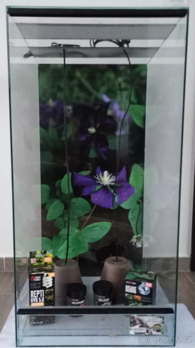 Terarium 40x40x100 nepoužité, polyuretanové pozadí,osvětlení