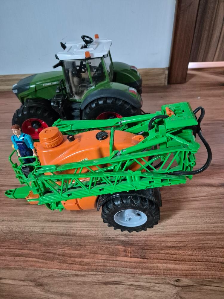 BRUDER traktor Fendt 1050 s postřikovacčem a figurkami.