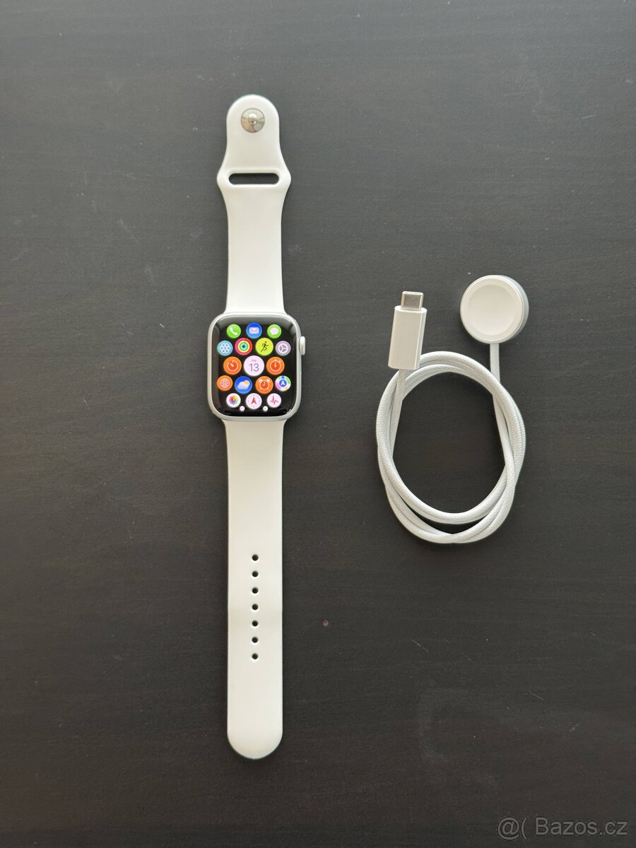 Apple Watch 9 45mm stříbrné.