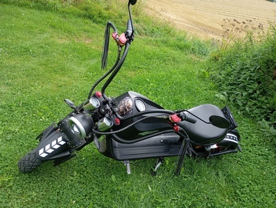 Elektro chopper-scooter.