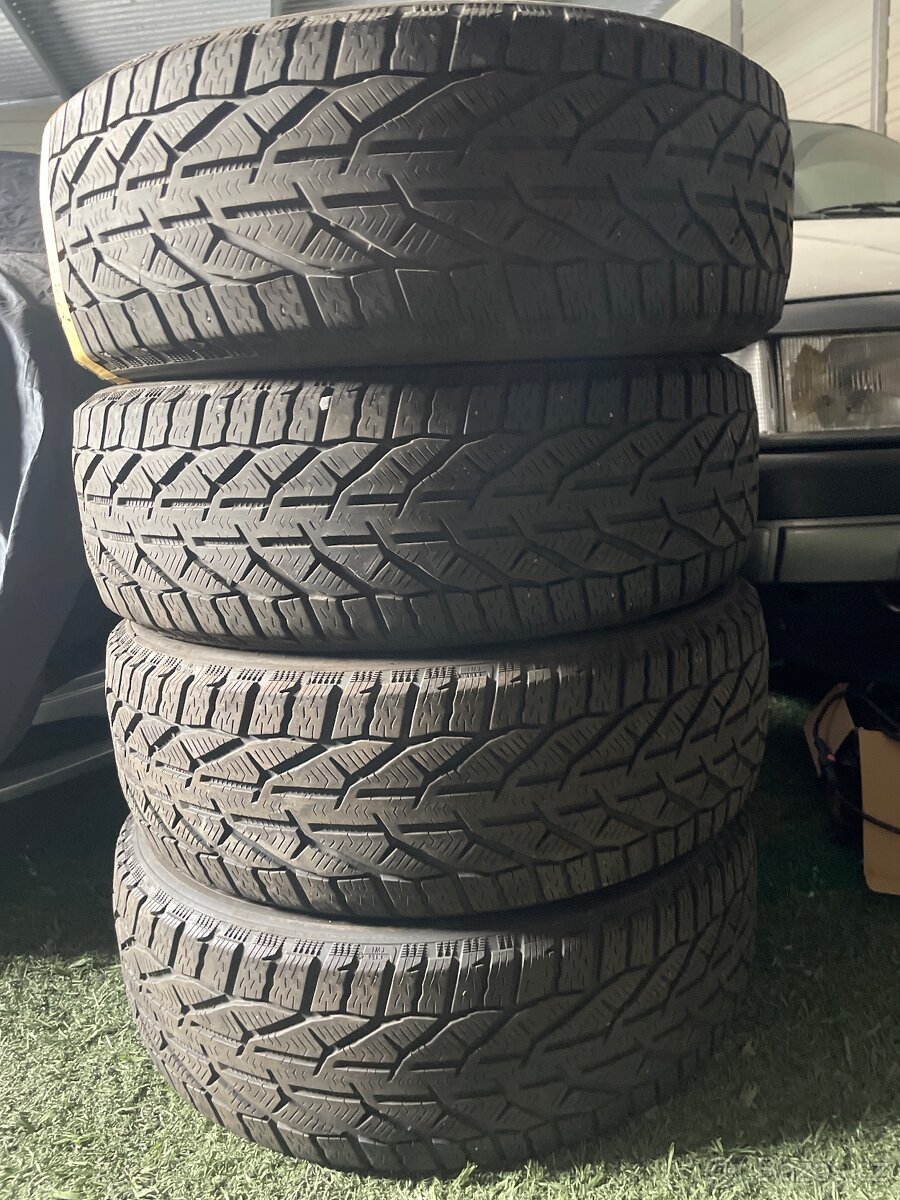 Zimní pneu 215/65 R16