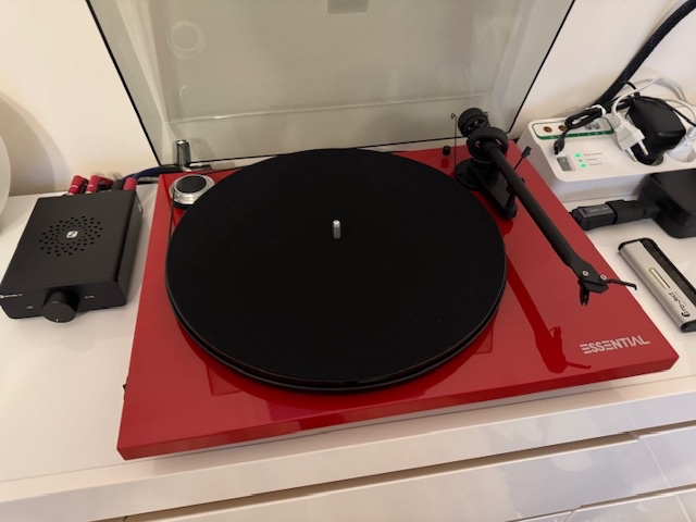 Prodám gramofon Pro-Ject ESSENTIALE III + OM10 ZÁNOVNÍ