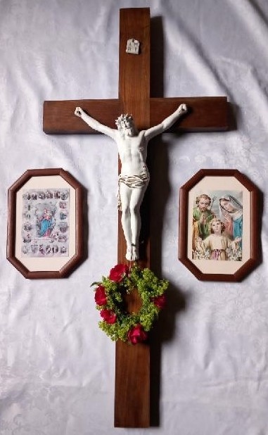 Kříž se dvěma svatými obrázky, na chalupu