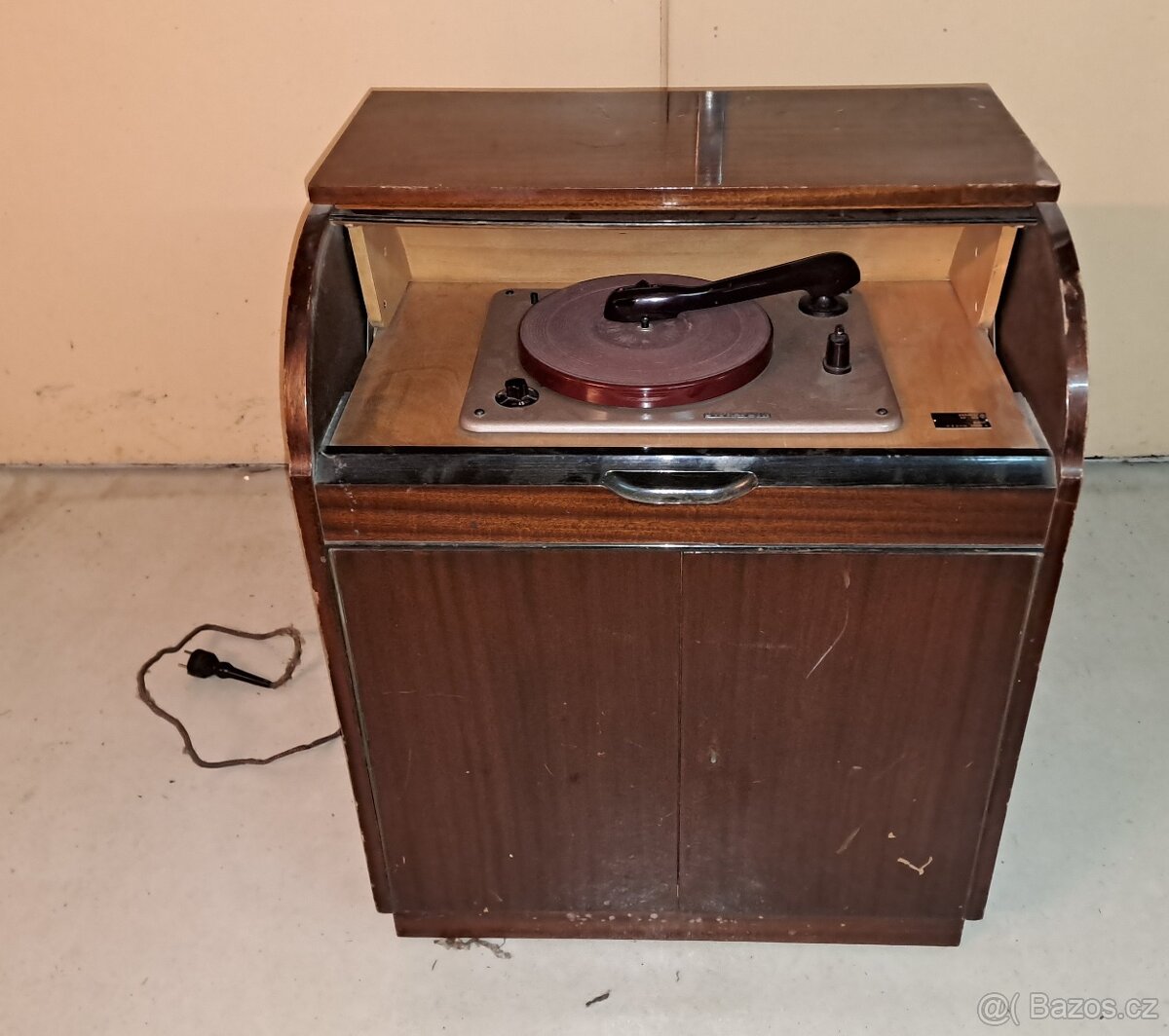 Starý gramofon z roku 1955 SUPRAPHON SL 17