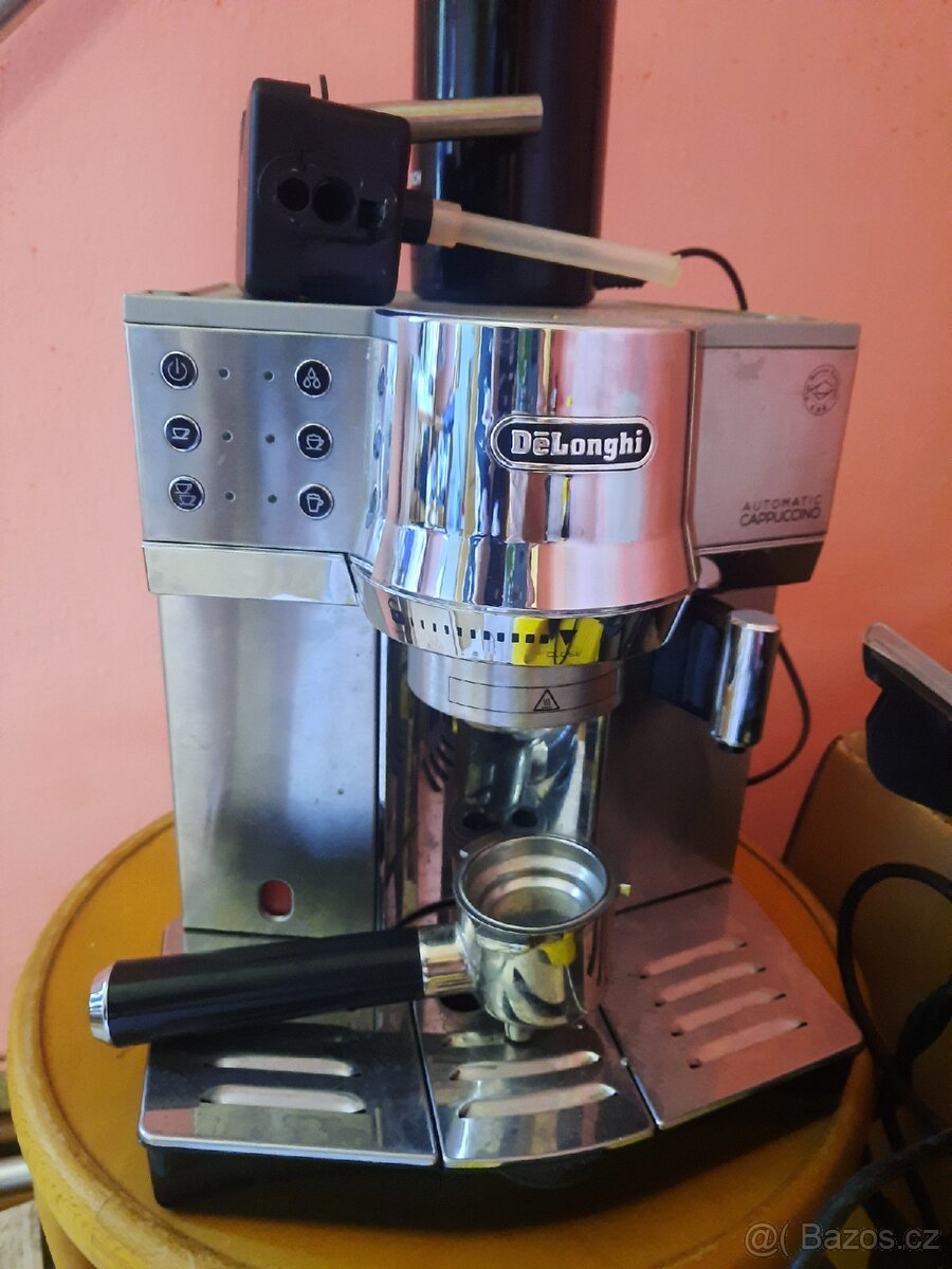 Kávovar delonghi s mlynkem na kavu