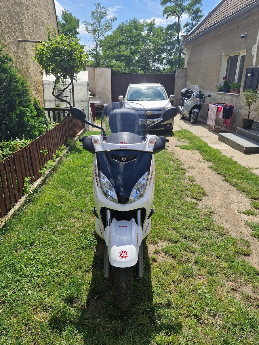 Yamaha X-Max 250