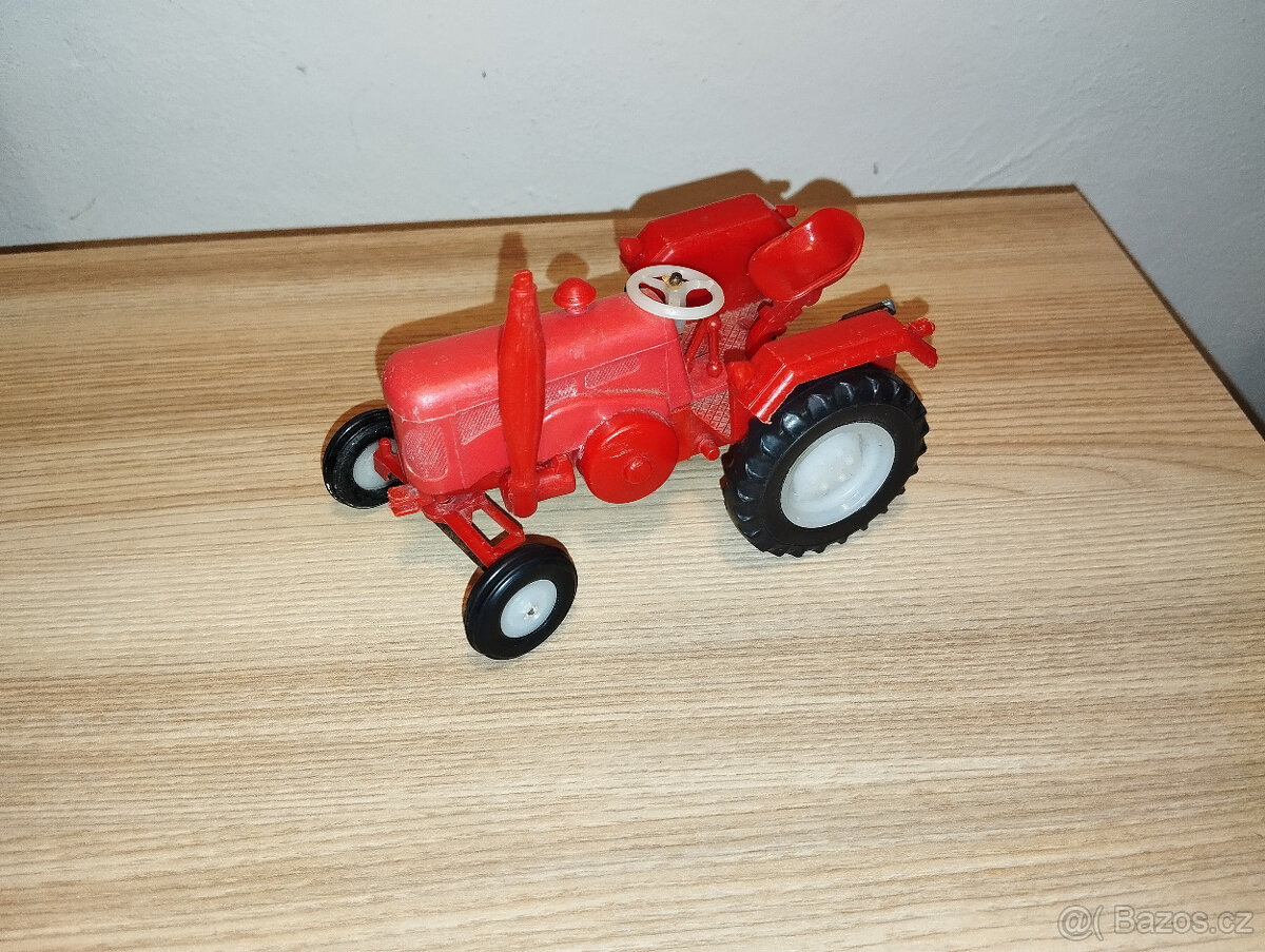 Staré hračky,Traktor Bulldog KDN, r.1978 ,není Ites, Igra