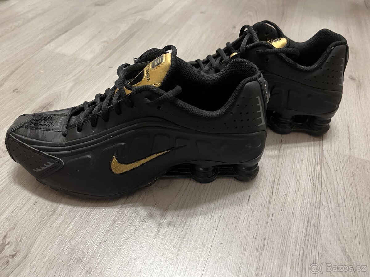 NIKE SHOX