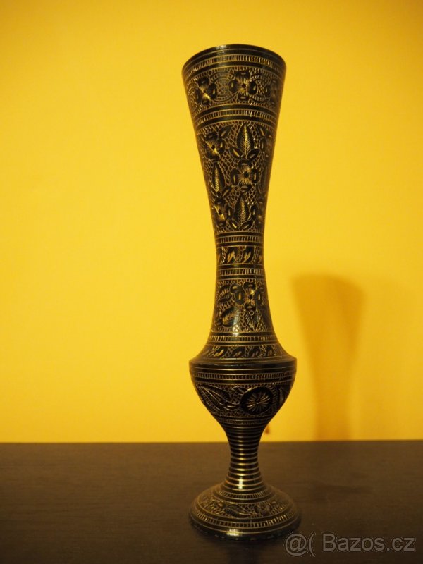 Černo-zlatá úzká váza