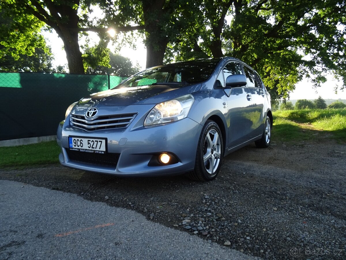 Toyota Verso 2,2 D-4D 110kW automat,2 sady kol, pěkná výbava