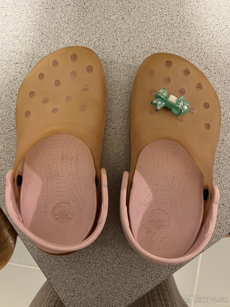 Růžové Crocs