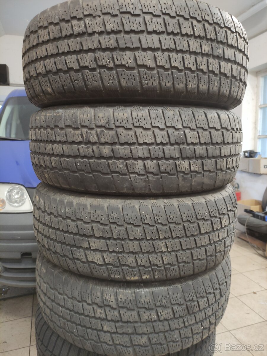 Zimni pneu 215/65 R16