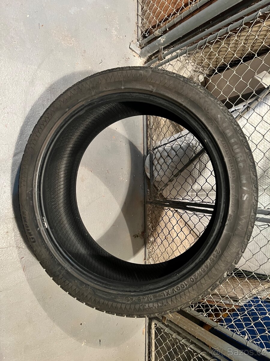 Zimní pneu 235/45 r20