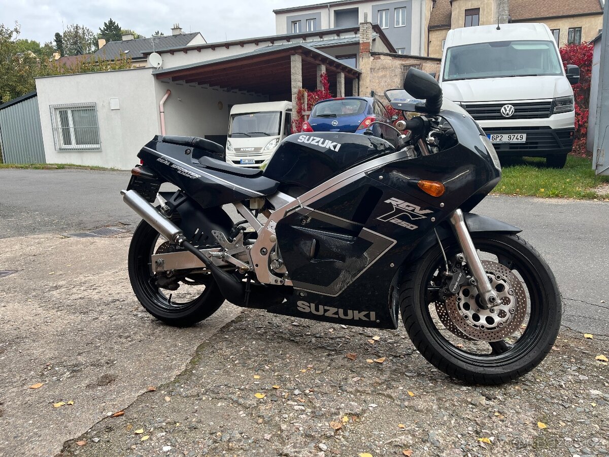 Suzuki RGV 250 rok 1990 s STK