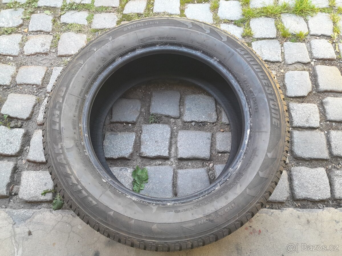 Zimní pneumatika Bridgestone 225/60 R17.