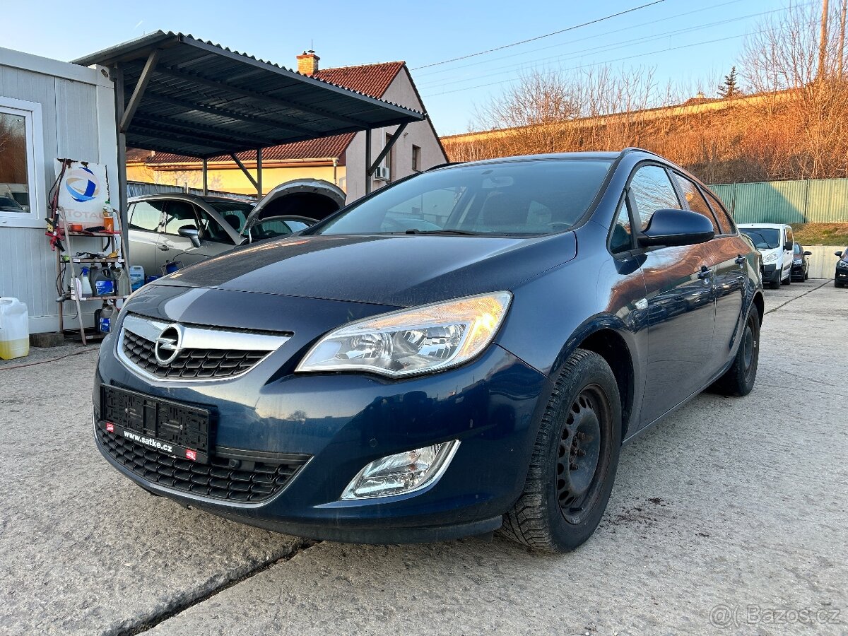 Opel Astra J kombi, najeto 126.908 km, 2 sady kol