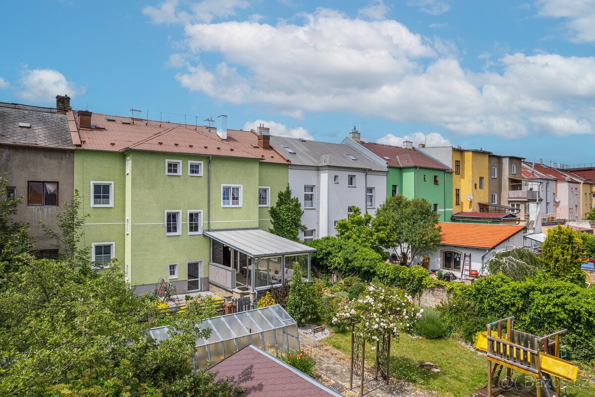 Prodej rodinného domu s garáží a zahradou, Husova ul., Chomu