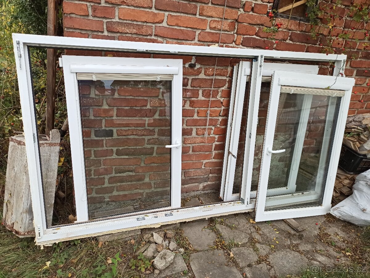 3 okna 2 sklo včetně parapetů a venkovní rolety