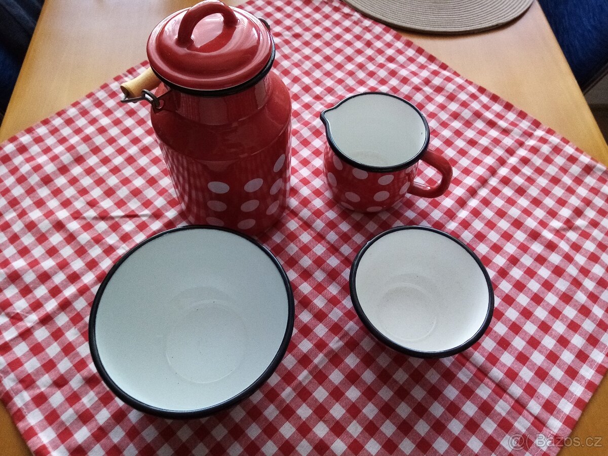Červené puntíkové smaltované nádobí levně