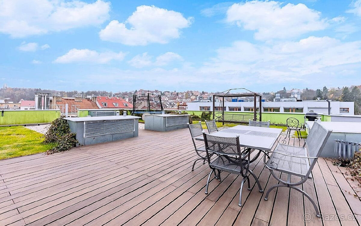 Luxusní penthouse 4+kk s panoramatickou střešní terasou 190 