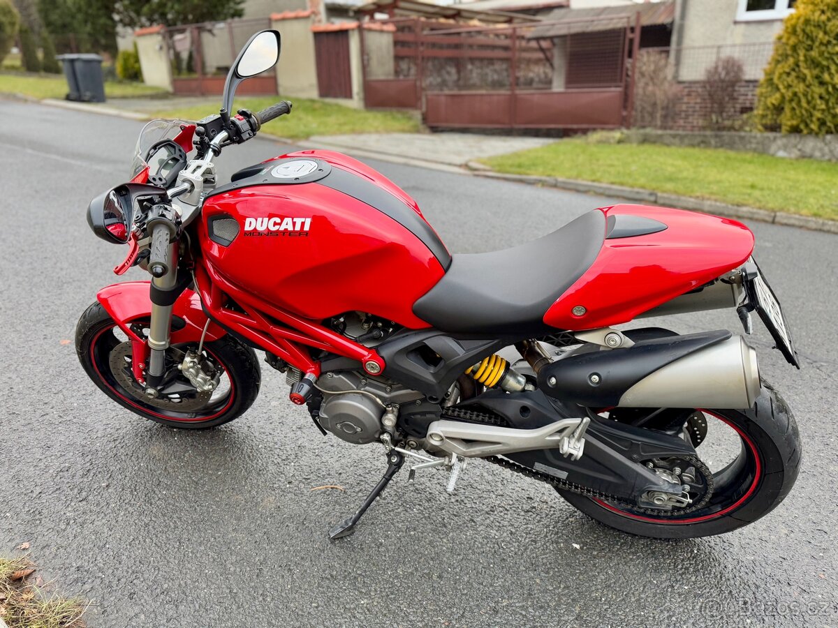 Ducati Monster 696