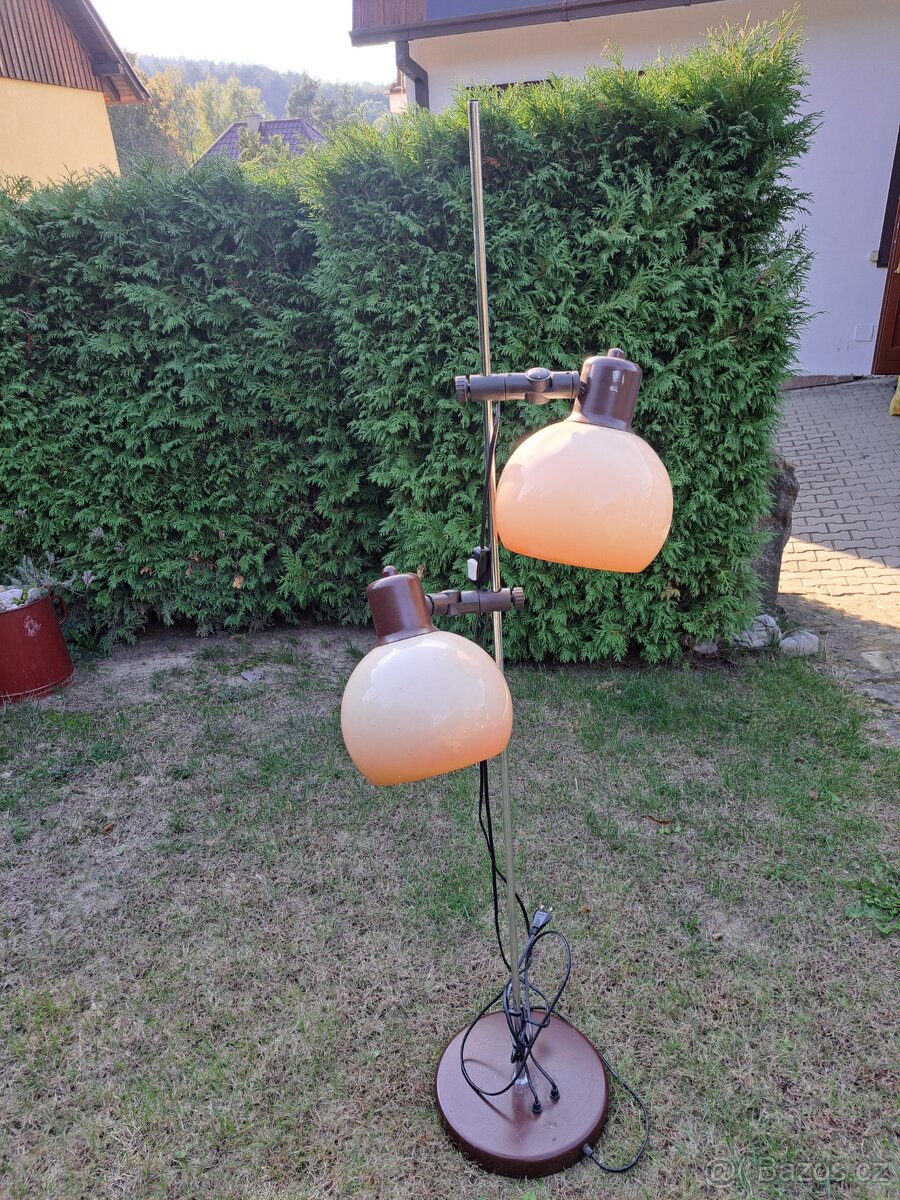 Retro stojanová lampa.