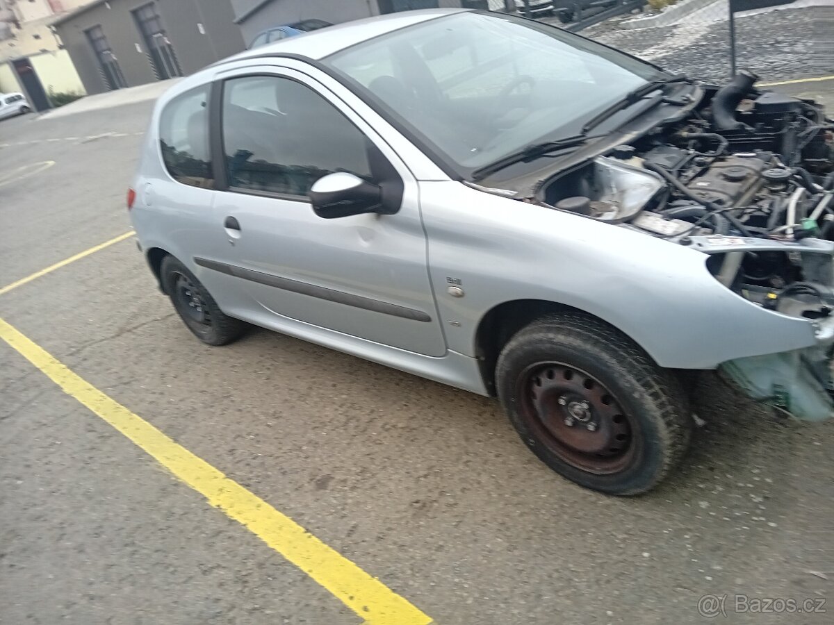 Prodám Peugeot 206 1.4 55kw benzín na díly