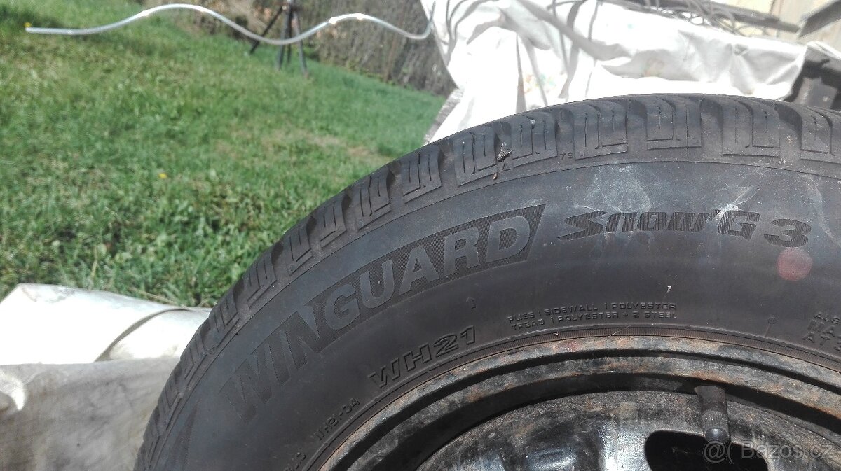 Prodám 4 kusy zimních pneumatik Nexen 165/70 R14 s disky.