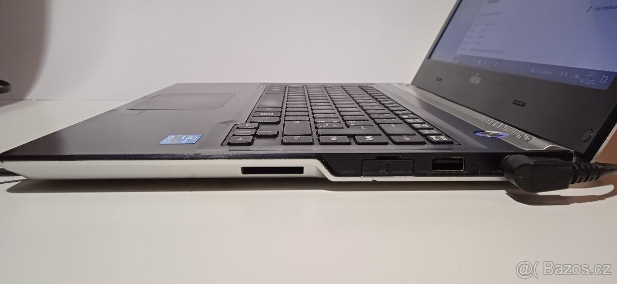 Ultrabook Fujitsu LIFEBOOK UH552