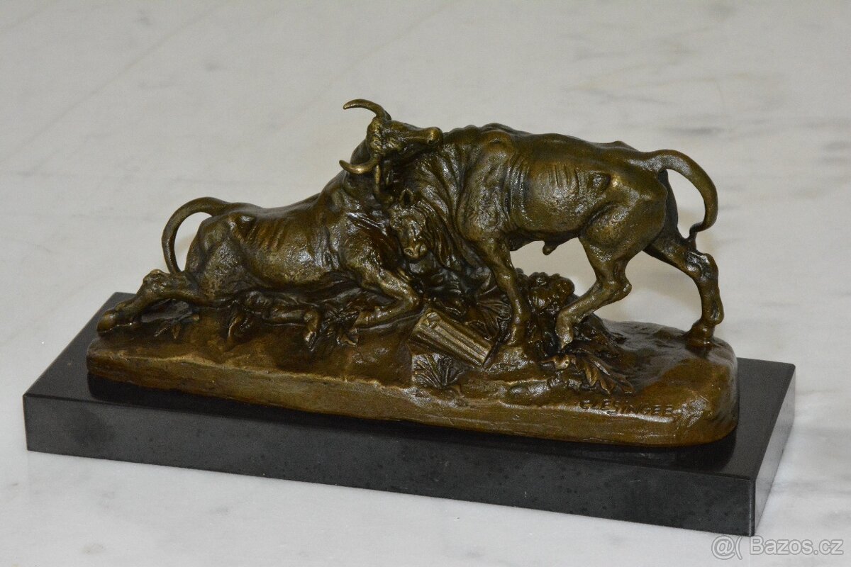 Bronzová soška - Souboj býků na mramoru