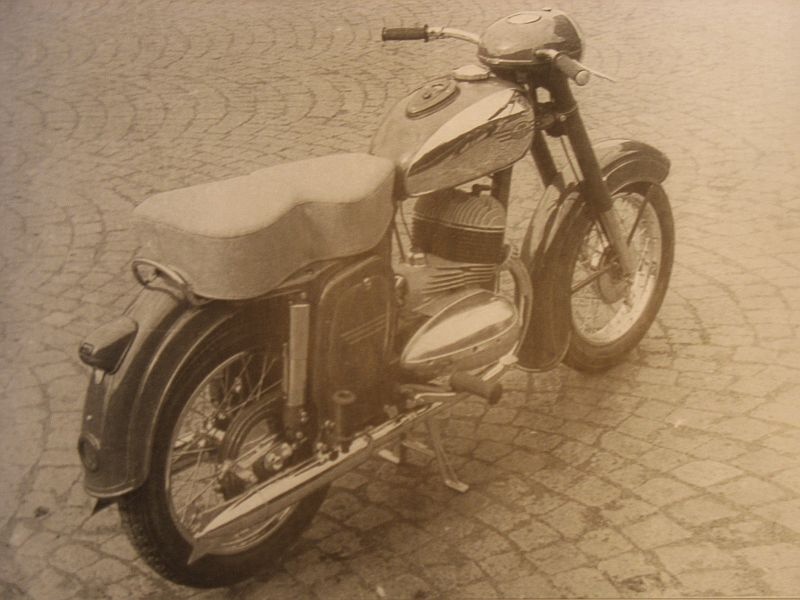 Jawa 350/354 1955, první kývačka, půlbuben