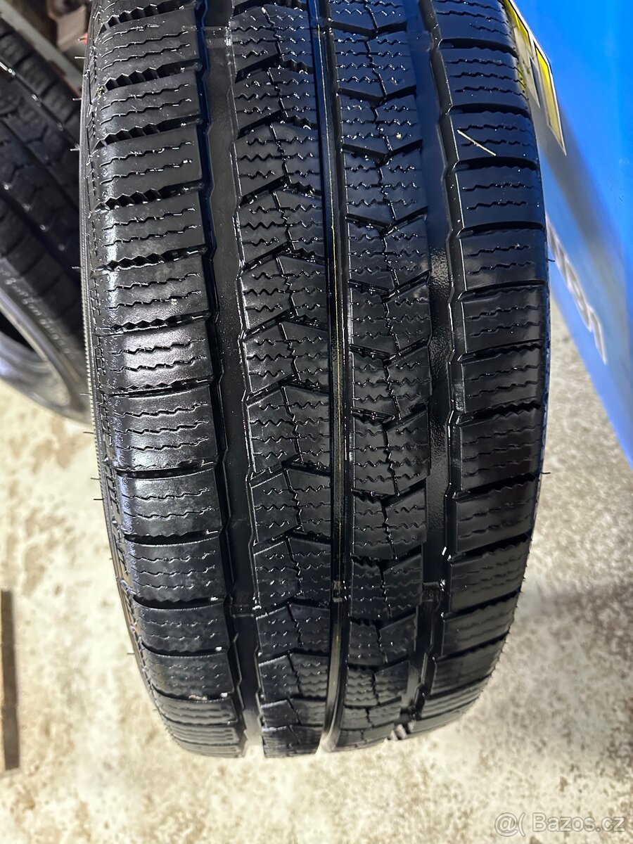 Prodám 235/65 r16c 121/119 zimní