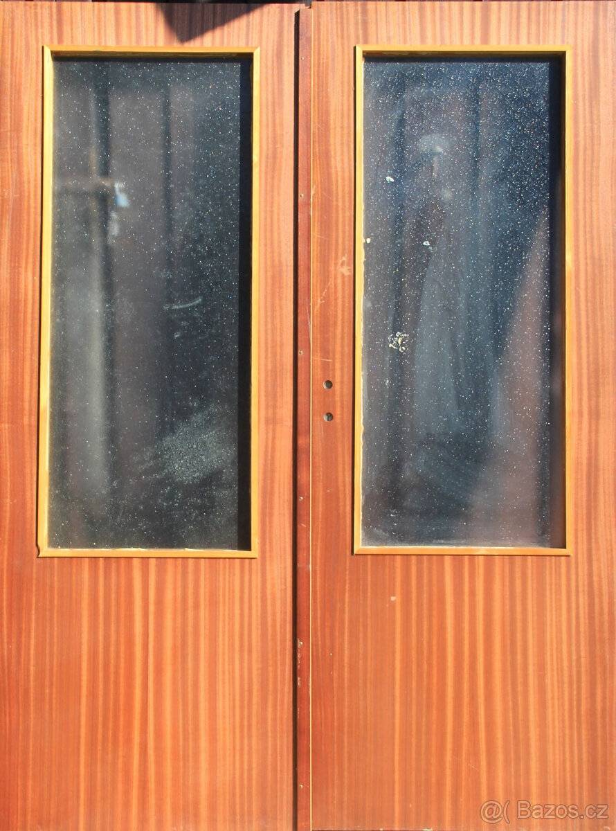 Interiérové dvoukřídlé dřevěné dveře prosklené