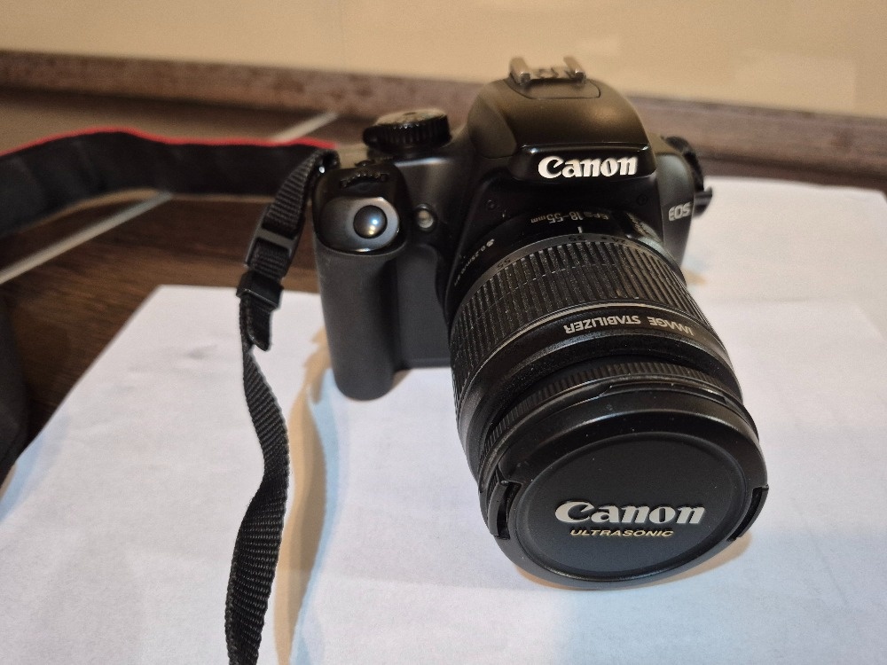 Digitální zrcadlovku Canon EOS 1000D v setu s objektivem 18-