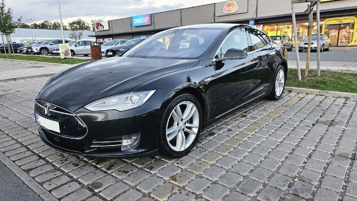 Tesla Model S 85D Free supercharger