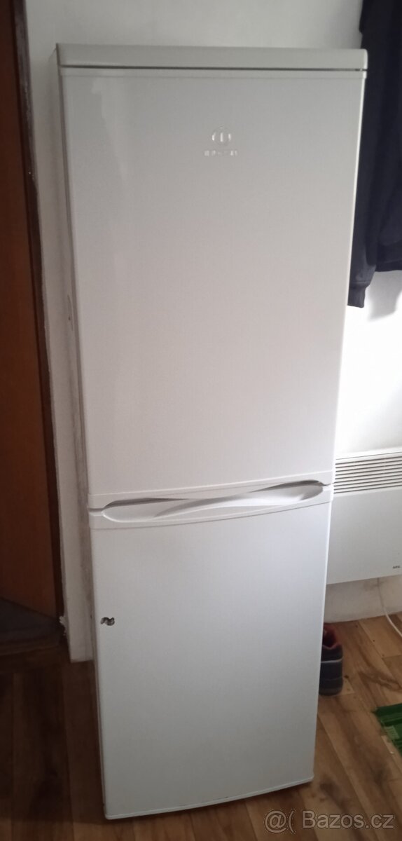 Lednice s mrazákem Zn. Indesit