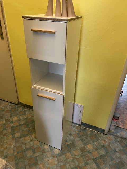 Skříňka s dvířky, na nožičkách. Výborný stav.