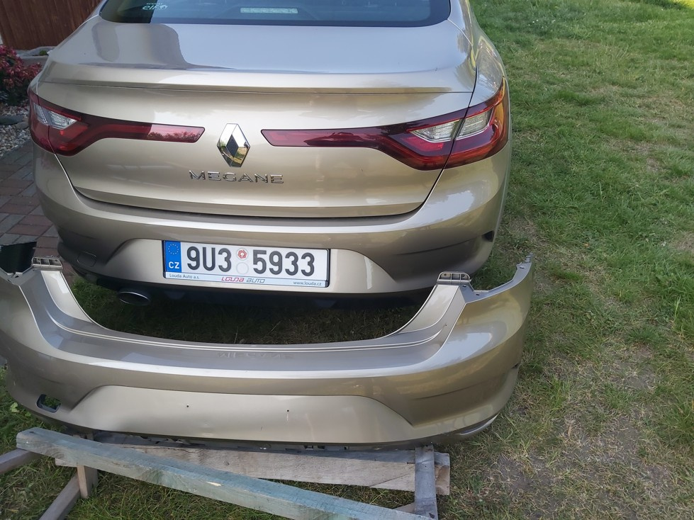 RENAULT-MEGANE 4(r.v.2018)ZADNÍ NÁRAZNÍK originální barva