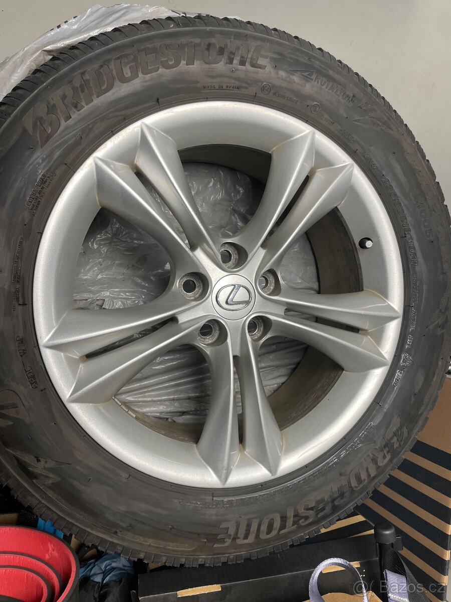 Zimní pneu 235/60 R18 Bridgestone + lité disky Lexus