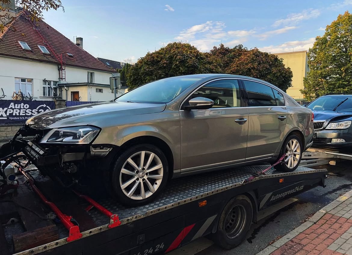 Vůz na náhradní díly VW Passat B7 sedan 2014 CFFB NFV LA7W