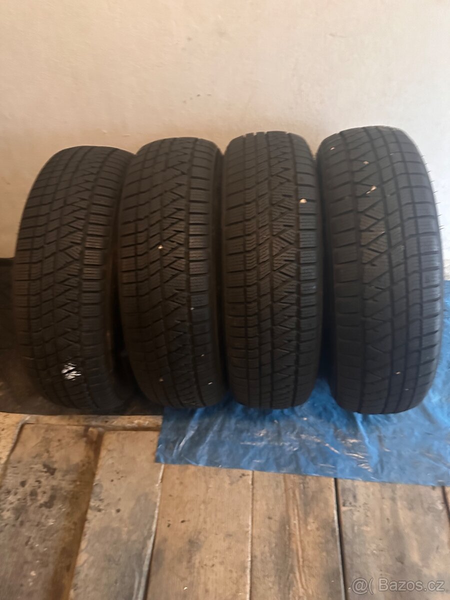 Prodám 4 zimní použité pneu Kumho WinterCraft WS71 215/70r16