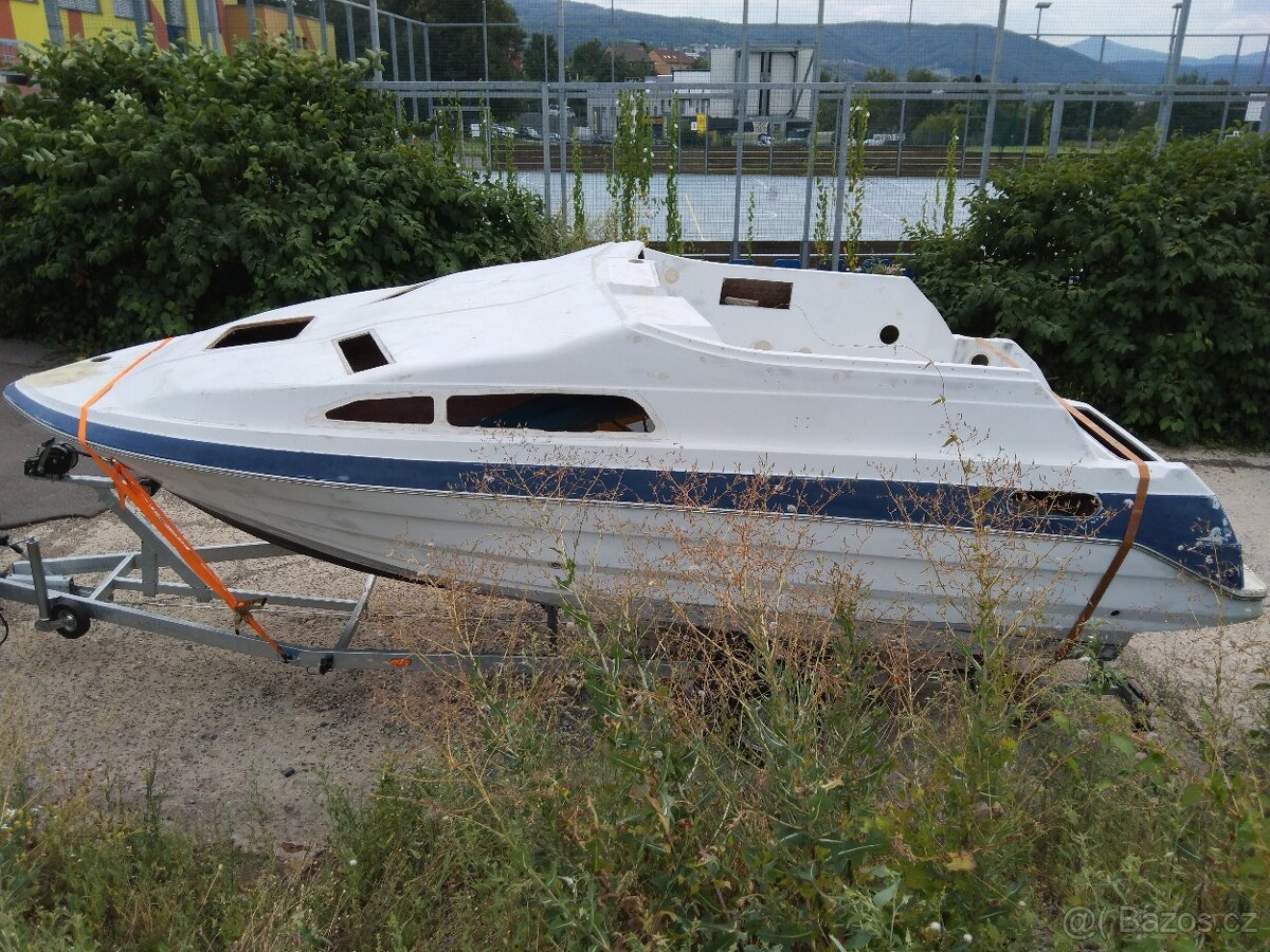 Bayliner 2255 - kajutová loď