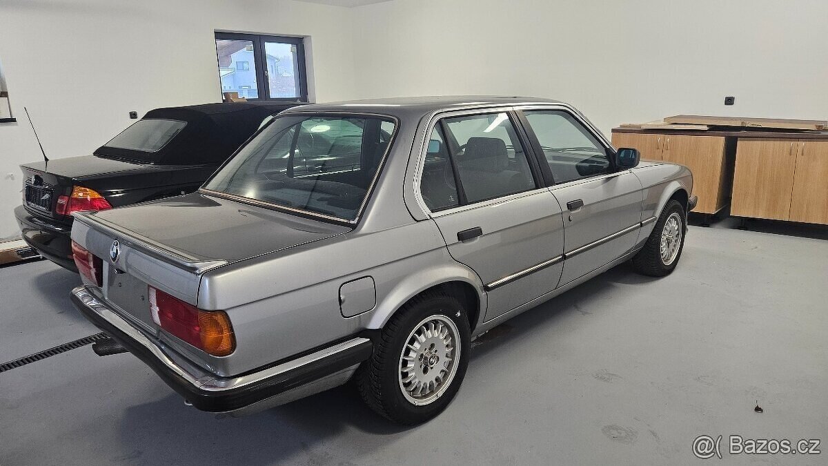 BMW E30 sedan obsah 2.5i automat rok výroby 1987