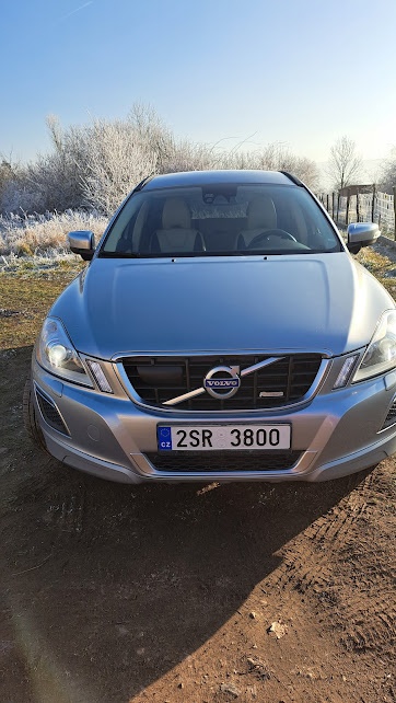 VOLVO XC60 2.4D5 R-DESIGN 158KW 4x4 AUT-FULL-KUŽE-TAŽNÉ-XENO