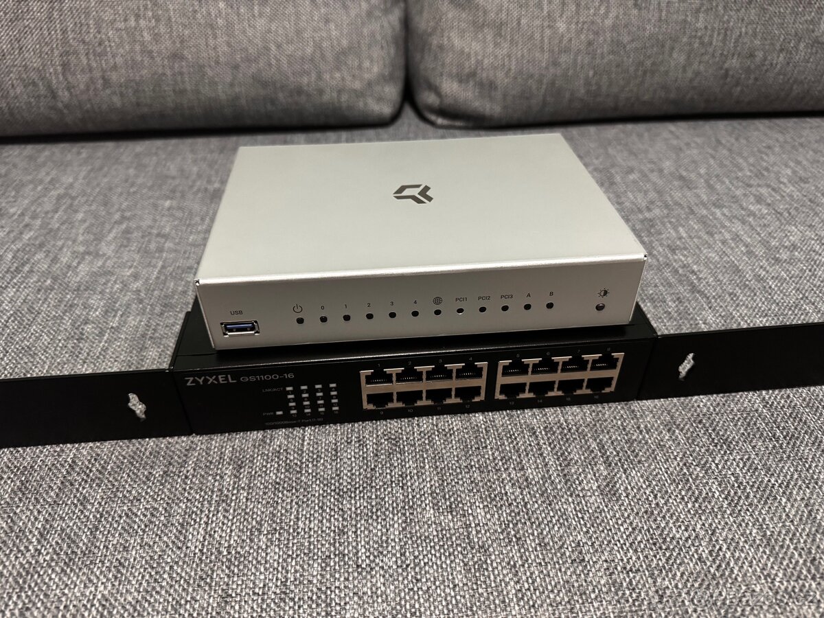 Router Turis Omnia + switch Zyxel