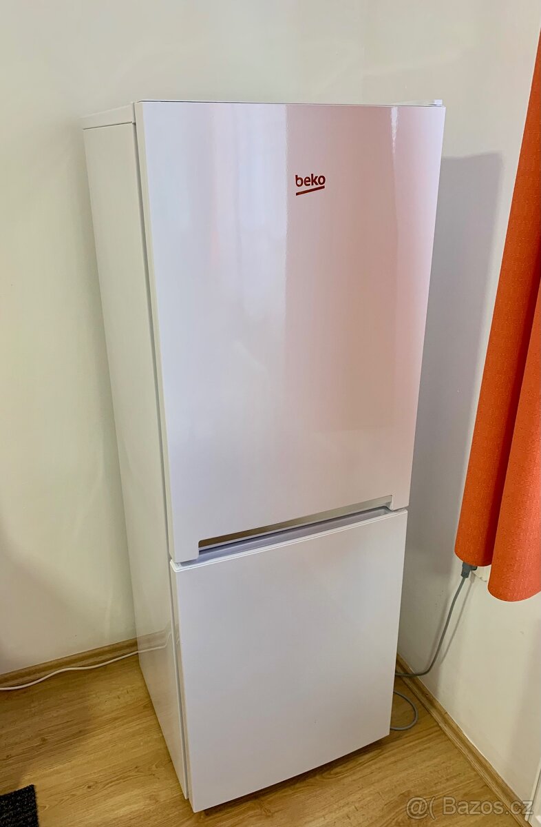 BEKO RCSA240K30WN. Pouze 4 měsíce stará