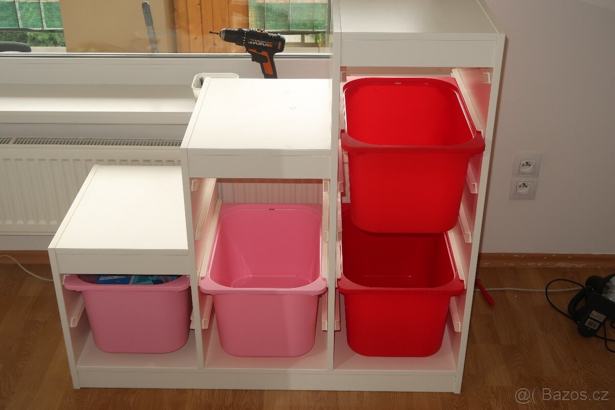 regál s boxy Ikea Trofast