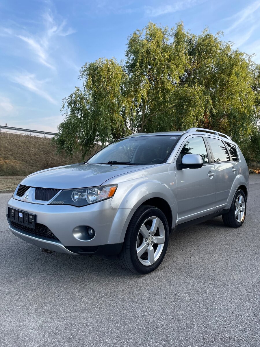 Mitsubishi Outlander 2.0 TDI -// 4x4, 103kW, 7miestne -//