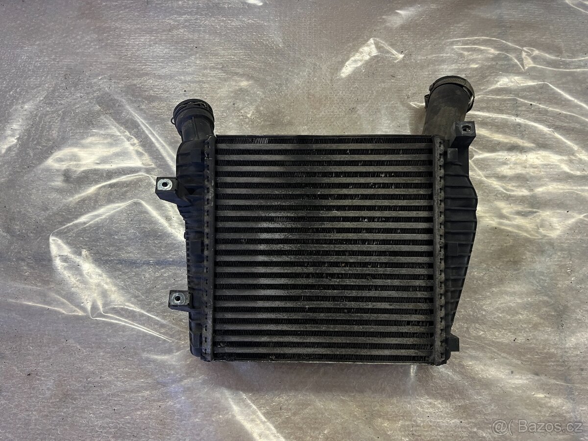 PRAVÝ INTERCOOLER AUDI Q7 3.0 TDI 7L6 145 804 A